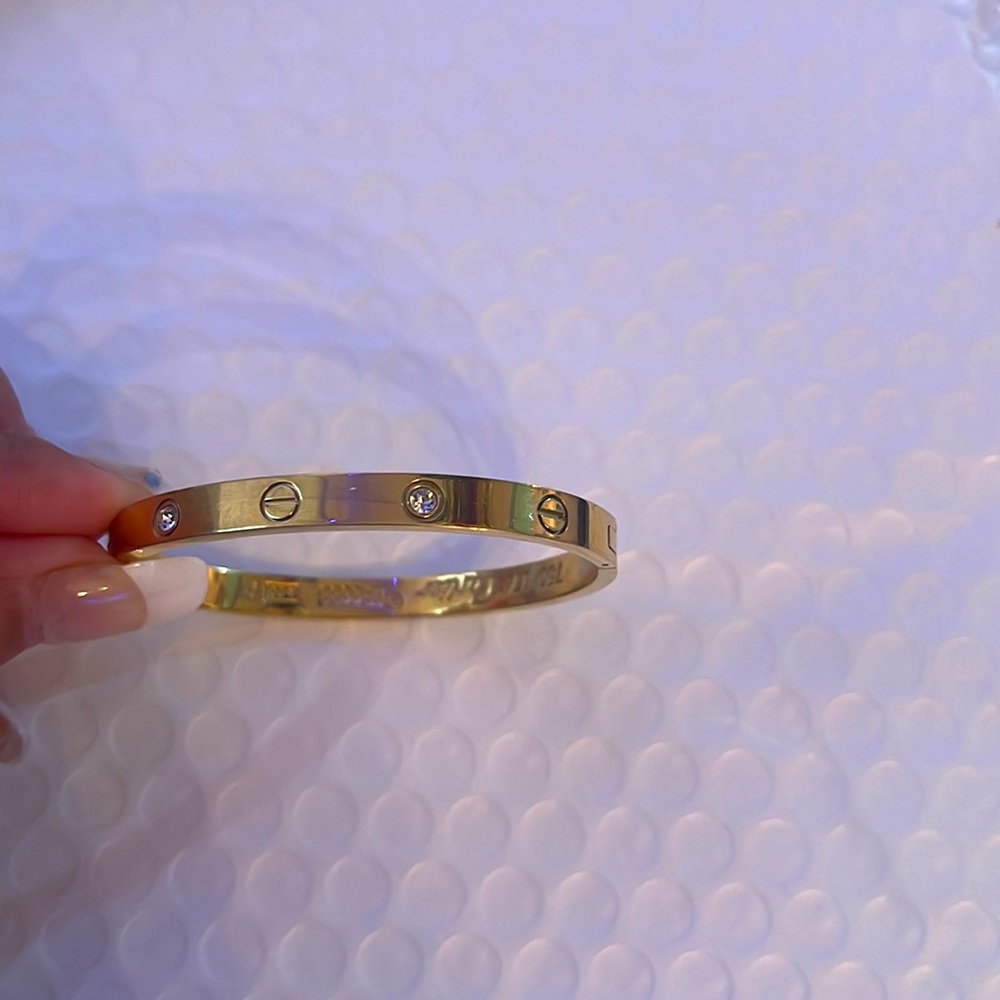 screw design  with 4 small diamonds  !!  Gold. Bracelet for. Woman